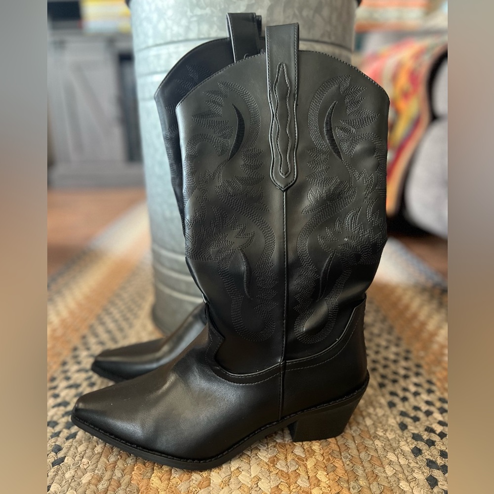 Black Leather Heeled Boots with Pointed Toe and Western Stitching